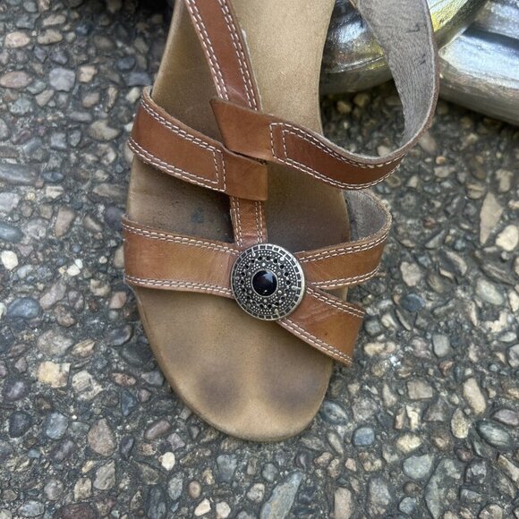 Munro American Tan Leather Slip on Mule Sandals With Medallion Size 7 - Picture 10 of 12